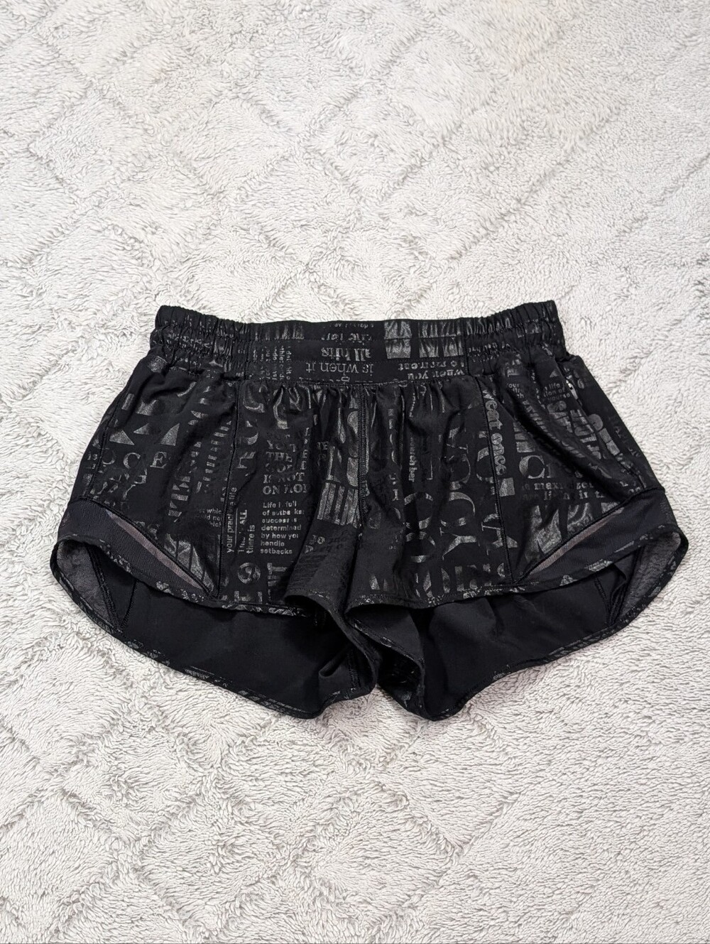 Lululemon Shorts Womens 6 Black Hotty Hot Low Rise 20YR Manifesto Foil Graphic - Picture 1 of 8